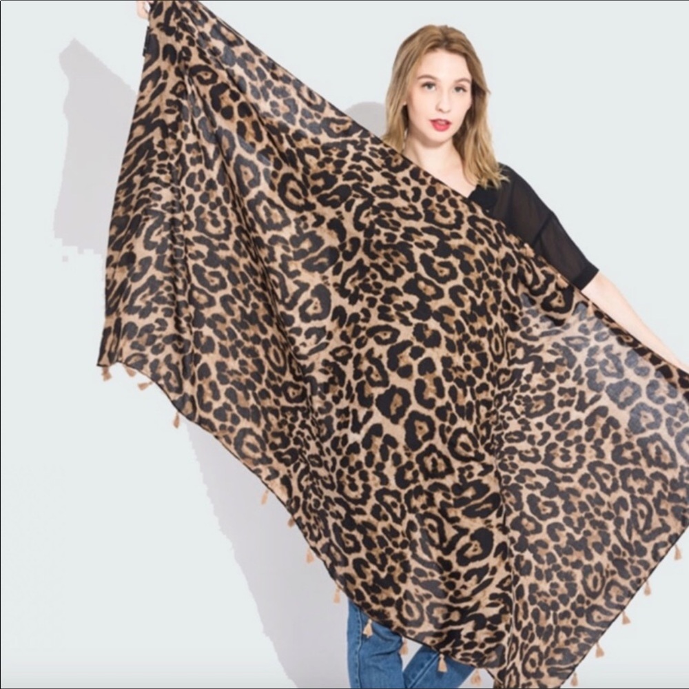 💋1 LEFT! Beautiful Multi-use Leopard Scarf Wrap!